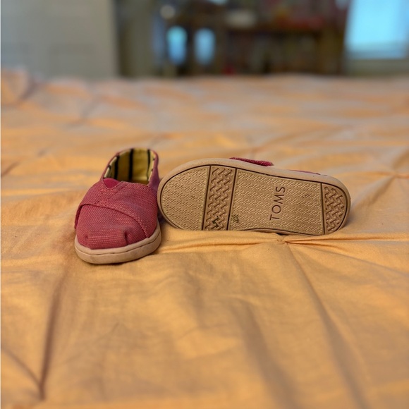 Toms slip-ons toddler size 6 US - Picture 2 of 4